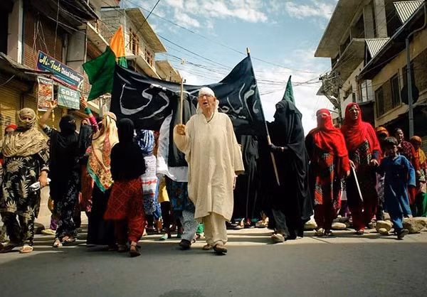 Một nhóm người biểu tình trên đường phố Kashmir.