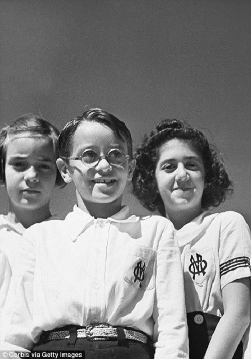 Các em học sinh cười tươi trong bộ đồng phục.