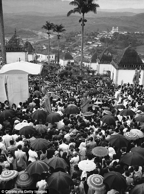 Người dân tập trung để thực hiện nghi lễ tôn giáo dưới trời mưa ở thành phố Rio.