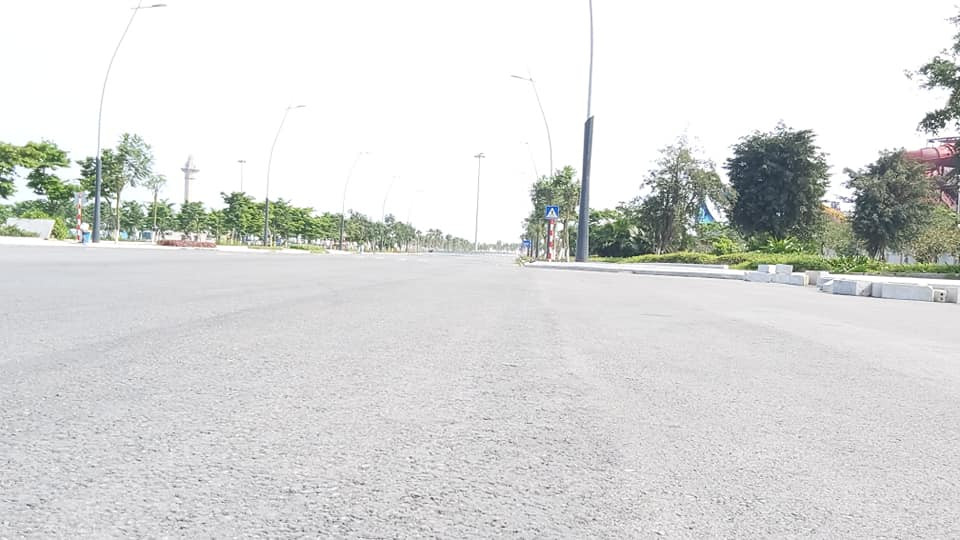 Và không một bóng người.