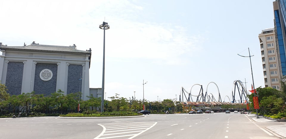 Các con đường dẫn đến các điểm du lịch ở Hạ Long đều vắng lặng.