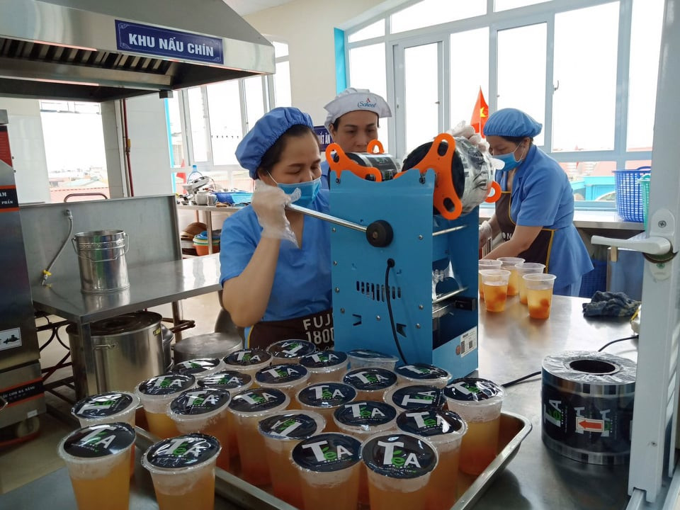 COVID-19: Co giao tam roi xa hoc sinh, dung bep phuc vu nguoi cach ly-Hinh-6