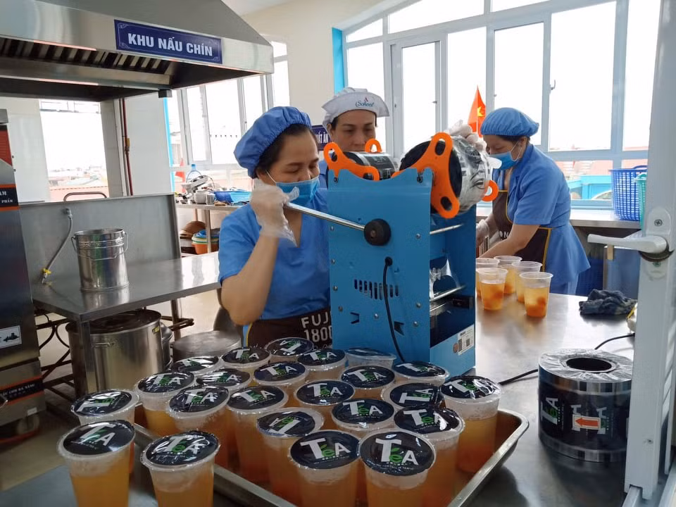 COVID-19: Co giao tam roi xa hoc sinh, dung bep phuc vu nguoi cach ly-Hinh-6