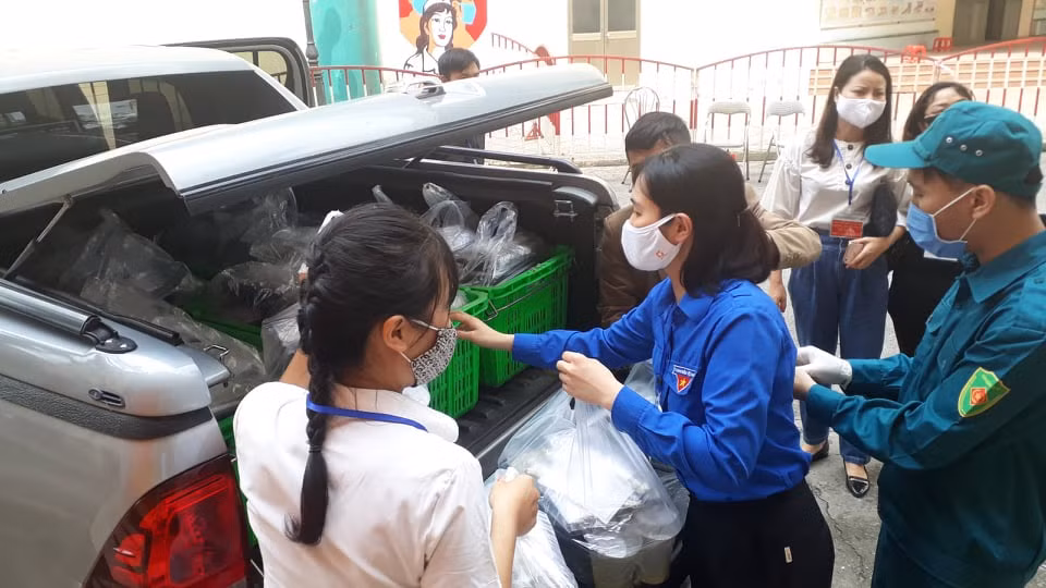 COVID-19: Co giao tam roi xa hoc sinh, dung bep phuc vu nguoi cach ly-Hinh-7