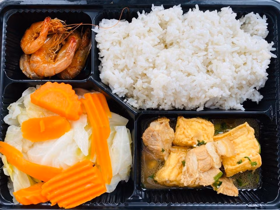 COVID-19: Co giao tam roi xa hoc sinh, dung bep phuc vu nguoi cach ly-Hinh-4