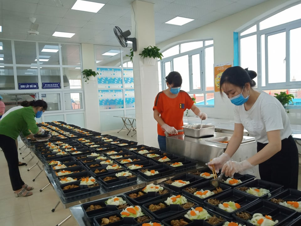 COVID-19: Co giao tam roi xa hoc sinh, dung bep phuc vu nguoi cach ly