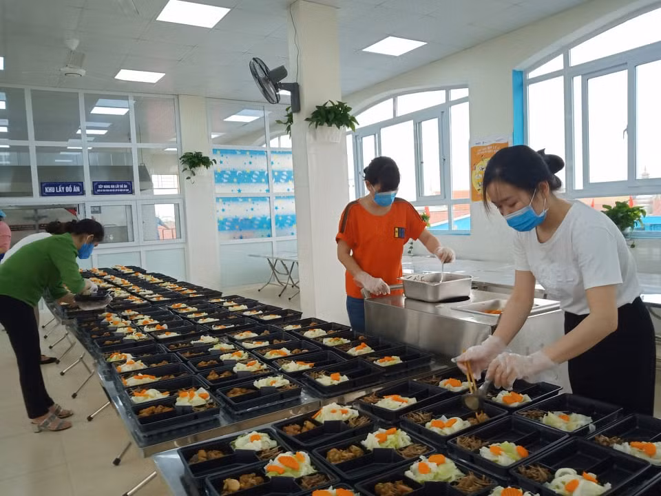 COVID-19: Co giao tam roi xa hoc sinh, dung bep phuc vu nguoi cach ly