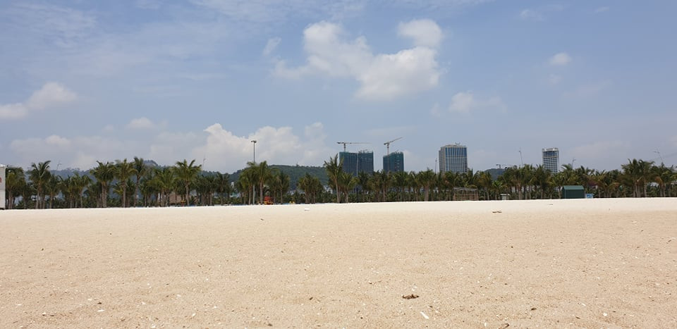 Bãi tắm Bãi Cháy không một bóng người, chỉ có dải cát dài phẳng lặng...