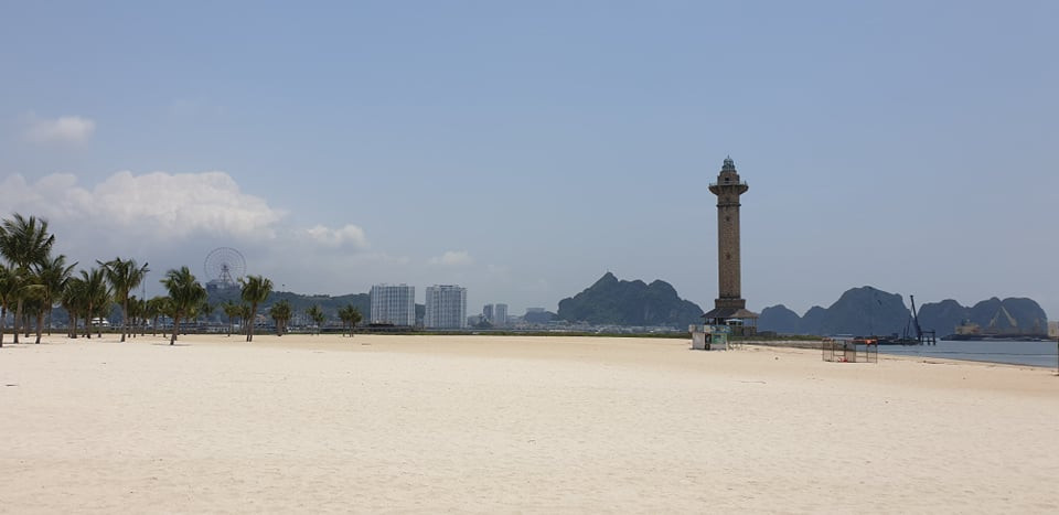 Tuy nhiên do thực hiện biện pháp phòng dịch nên bãi tắm này chưa phục vụ du khách trở lại.