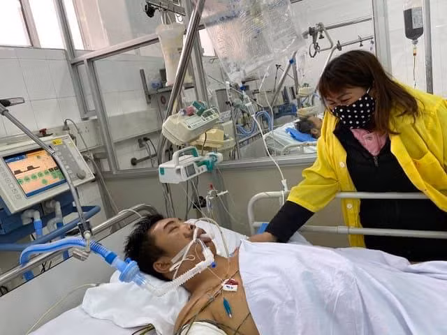 Hai Duong: Nam tinh nguyen “chong giac” COVID-19 gap tai nan nguy kich-Hinh-3