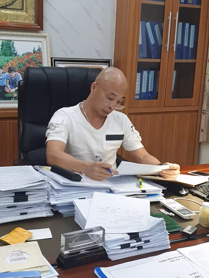 Do anh Trịnh Ngọc Anh và người nhận hàng không thống nhất được địa điểm giao hàng nên xảy ra mâu thuẫn và giao hàng muộn. Sau đó, ông Nguyễn Xuân Đường, chồng của bị can Nguyễn Thị Dương đã gọi điện đe dọa, yêu cầu anh Ngọc Anh về Thái Bình gặp Đường.