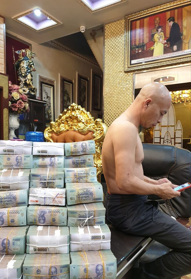 Sau khi tiếp nhận giải quyết tố giác tội phạm, căn cứ tài liệu điều tra, cho thấy, khoảng 10h40, 30/3/2020, nhân viên Công ty TNHH Dịch vụ Vận tải Phúc Cường có nhận vận chuyển 1 gói tài liệu của công ty TNHH Đường Dương từ Thái Bình đi Hà Nội.