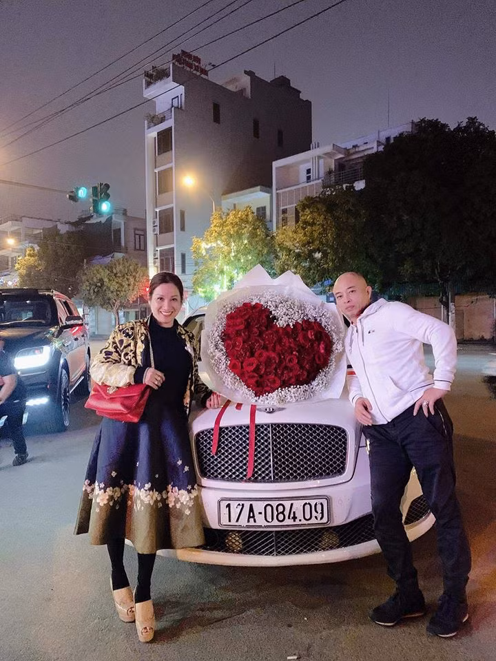 Ngoài căn nhà ngã tư đường làm đại bản doanh, vợ chồng Đường đều sở hữu xe sang.