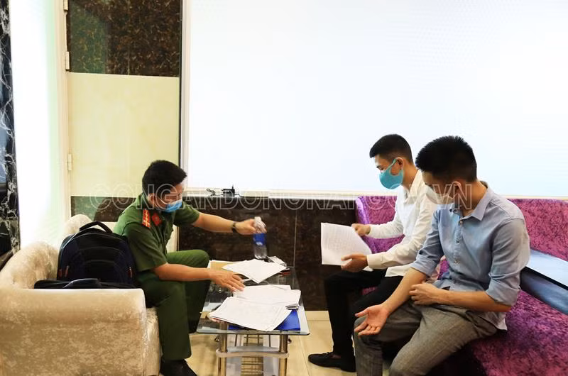 Chủ cơ sở là Đỗ Viết Dương khai nhận tại cơ sở có 2 gói dịch vụ massage kích dục giá 200.000 đồng và 400.000 đồng, nhân viên “phục vụ” khách sẽ được bo số tiền tương ứng với gói dịch vụ và phải trích lại cho cơ sở 10% trong số tiền bo đó.