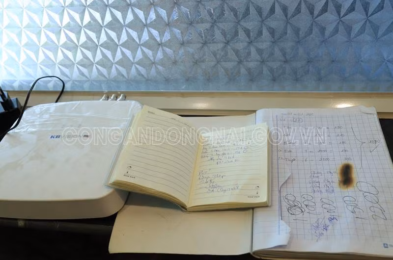 Kiểm tra sổ ghi chép hàng ngày của cơ sở, mỗi ngày có khoảng 15 đến 20 lượt khách đến đây để kích dục.