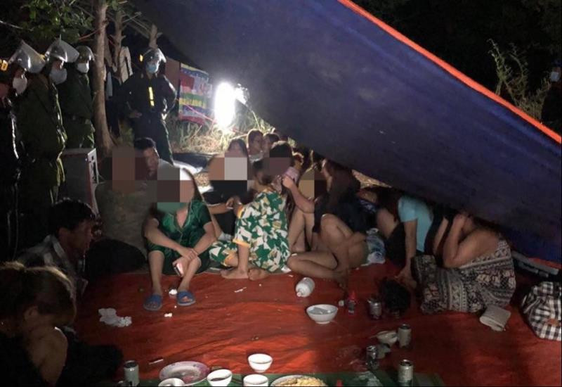  Chủ quán massage tổ chức ăn nhậu trong thời gian “cách ly toàn xã hội”. Do ảnh hưởng dịch COVID-19 nên ông Trần Anh Quang (SN 1981, ngụ đường Trần Quý Cáp, TP Buôn Ma Thuột, Đắk Lắk) phải tạm đóng cửa cơ sở massage của mình. Khoảng 16h chiều 2/4, ông Quang tổ chức người thân và nhân viên của mình gồm 25 người vui chơi, ăn nhậu và bị công an phát hiện và đang xử lý.