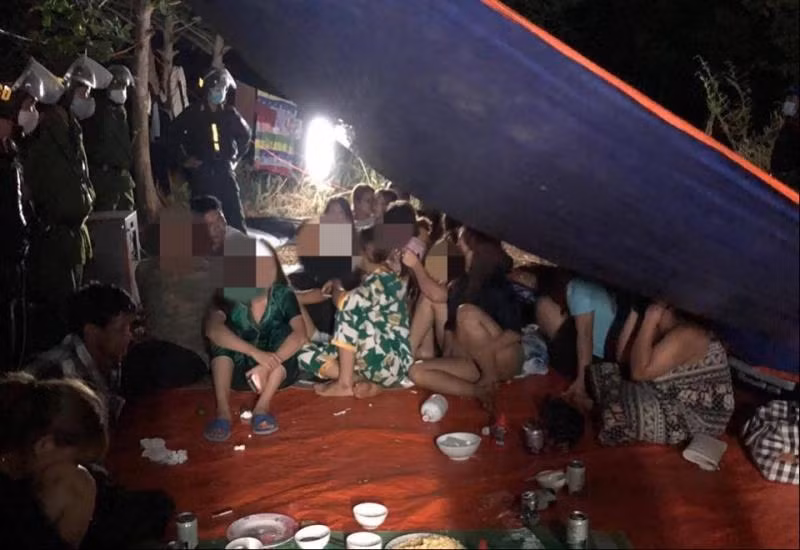  Chủ quán massage tổ chức ăn nhậu trong thời gian “cách ly toàn xã hội”. Do ảnh hưởng dịch COVID-19 nên ông Trần Anh Quang (SN 1981, ngụ đường Trần Quý Cáp, TP Buôn Ma Thuột, Đắk Lắk) phải tạm đóng cửa cơ sở massage của mình. Khoảng 16h chiều 2/4, ông Quang tổ chức người thân và nhân viên của mình gồm 25 người vui chơi, ăn nhậu và bị công an phát hiện và đang xử lý.