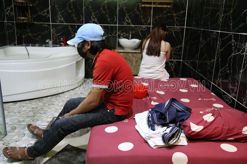 Cơ sở massage Relax One, nhân viên vẫn kích dục cho khách. Thông tin ban đầu, vào 14h20 chiều 2/4, tổ công tác phòng Cảnh sát hình sự, Công an tỉnh Đồng Nai tiến hành kiểm tra cơ sở massage Relax One (số 93-94, phường Long Bình Tân, TP Biên Hòa) phát hiện cơ sở đang hoạt động bình thường, thậm chí hai nhân viên nữ đang có hành vi massage kích dục cho 2 khách nam.