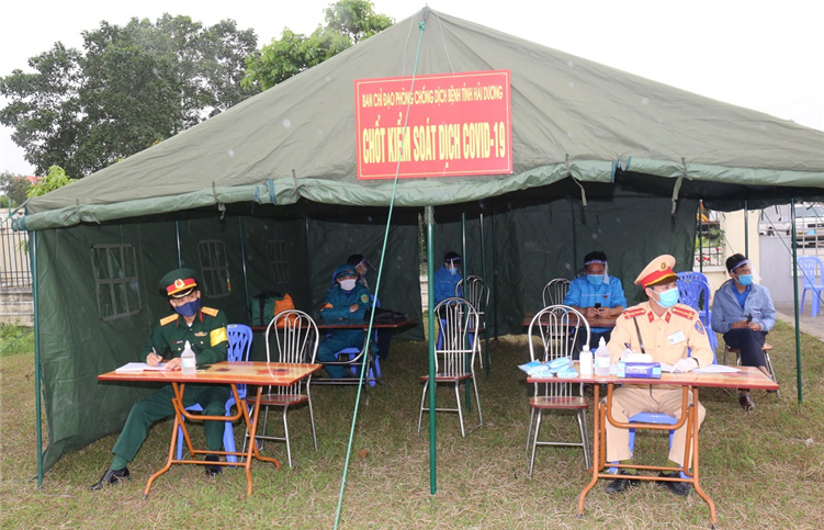 Trước đó, để tăng cường thực hiện các biện pháp cấp bách phòng, chống dịch COVID-19 theo Chỉ thị 16 của Thủ tướng Chính phủ, Công an tỉnh Hải Dương đã tham mưu cho UBND tỉnh thành lập 166 chốt kiểm soát liên ngành trên tất cả các tuyến quốc lộ, tỉnh lộ, đường liên huyện, liên xã…