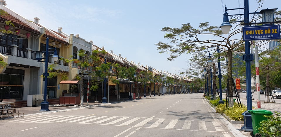 Theo đó, dừng tất cả các hoạt động vận tải hành khách công cộng liên tỉnh từ Quảng Ninh đi các địa phương khác và ngược lại. Các địa điểm tham quan, du lịch; các hoạt động lễ hội, văn hóa, vui chơi giải trí, thể thao tập trung đông người tại nơi công cộng, các nghi lễ, sinh hoạt tôn giáo, tín ngưỡng được yêu cầu tạm dừng đến ngày 3/5. Ảnh: Hàng quán khu ẩm thực vẫn đóng cửa theo yêu cầu của cơ quan chức năng.