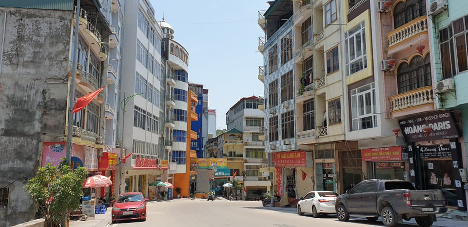 Ngoài ra, Hạ Long nằm trong nhóm có nguy cơ. Theo đó, các địa phương trong nhóm có nguy cơ thực hiện yêu cầu người dân hạn chế ra khỏi nhà, khi ra khỏi nhà thực hiện các biện pháp yêu cầu về phòng chống dịch như đeo khẩu trang, giữ khoảng cách trên 2 m khi tiếp xúc, không tập trung đông người… Ảnh: Nhà nghỉ, khách sạn tại Bãi Cháy vắng khách và vẫn đóng cửa phòng dịch. 