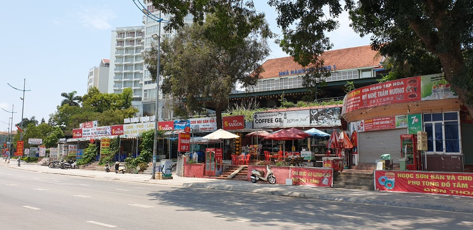 Các hàng ăn tại Bãi Cháy ảm đạm.