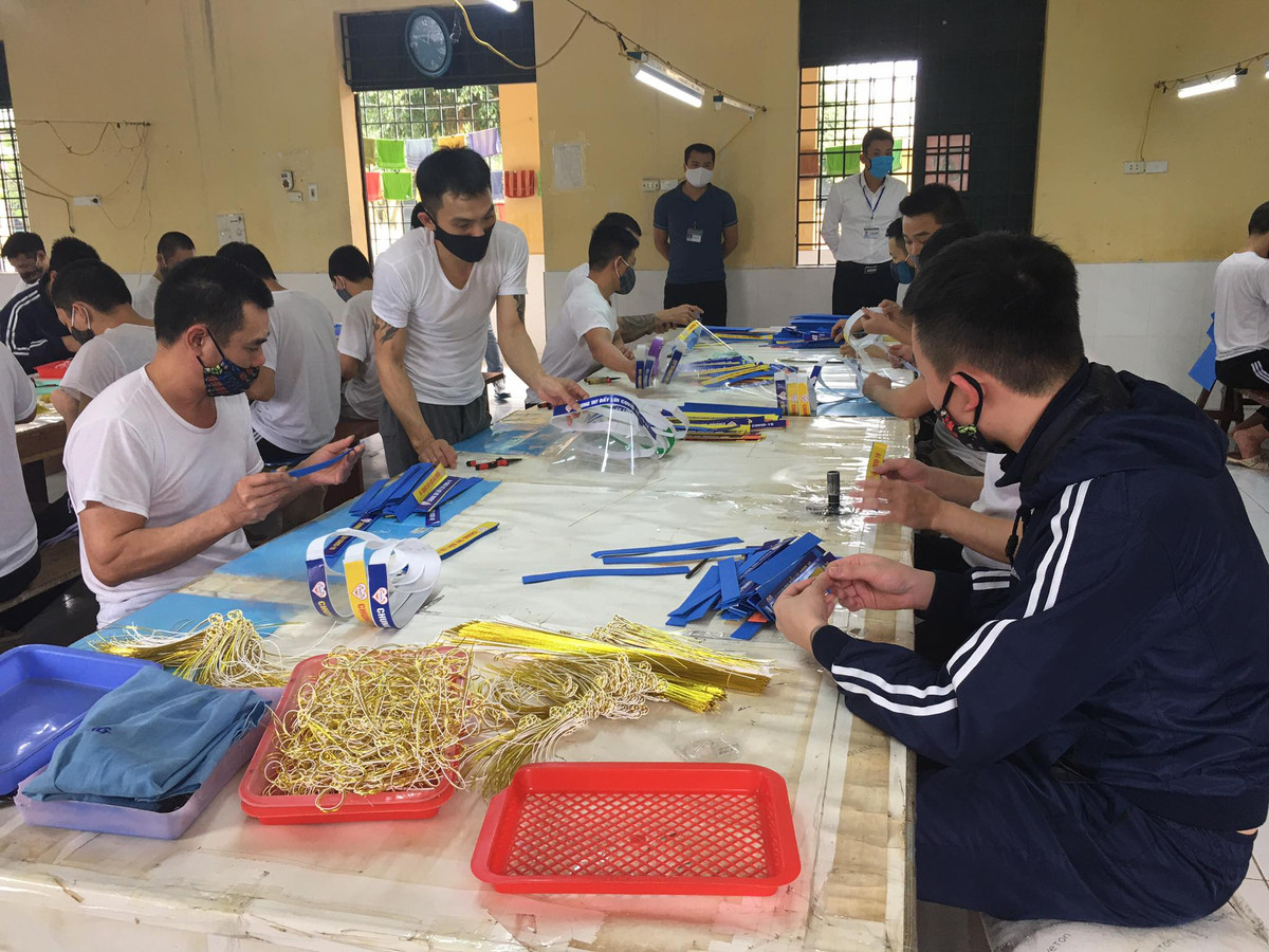 Nói về việc làm này, học viên Nguyễn Văn Luật (huyện Bình Giang) cho rằng, bản thân anh và các học viên rất hào hứng vì đã góp một phần công sức bảo vệ các bác sĩ, cán bộ, chiến sĩ, tiếp thêm sức mạnh cho họ cùng cộng đồng chống lại đại dịch COVID-19.