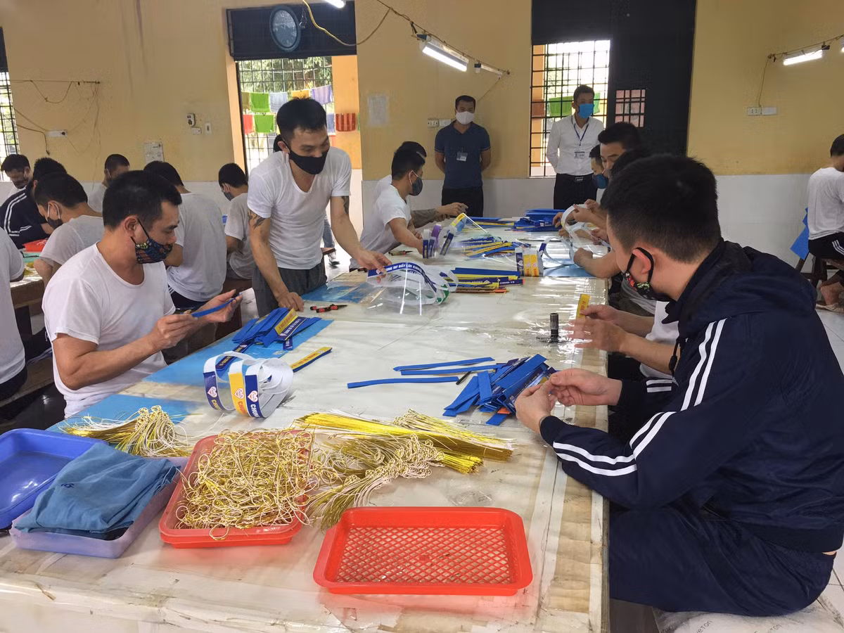 Nói về việc làm này, học viên Nguyễn Văn Luật (huyện Bình Giang) cho rằng, bản thân anh và các học viên rất hào hứng vì đã góp một phần công sức bảo vệ các bác sĩ, cán bộ, chiến sĩ, tiếp thêm sức mạnh cho họ cùng cộng đồng chống lại đại dịch COVID-19.