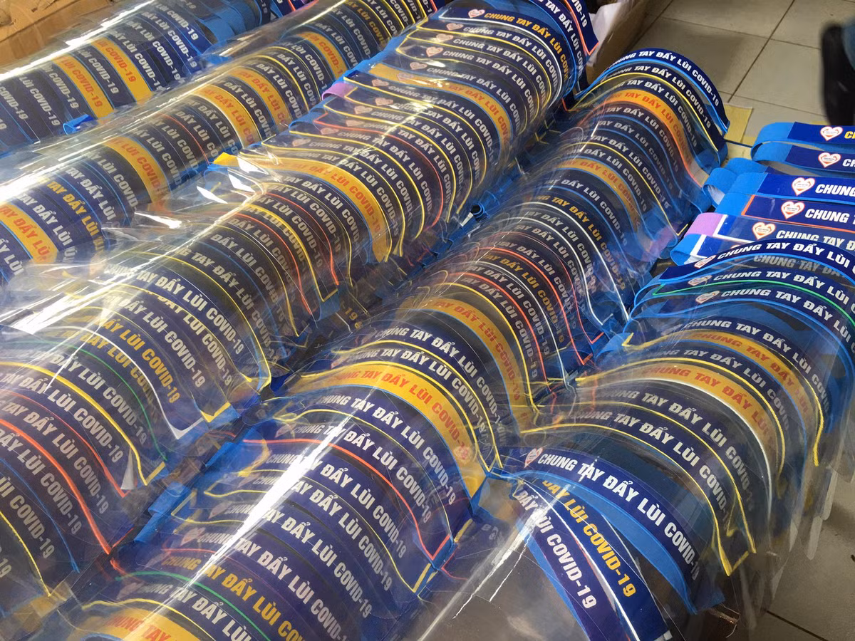 Đại diện Cơ sở cai nghiện ma túy tỉnh Hải Dương cho biết thêm, thời gian tới, đơn vị sẽ tiếp tục triển khai việc sản xuất “kính chống giọt bắn” để phục vụ miễn phí nhu cầu thiết yếu cho công tác phòng chống dịch COVID-19.