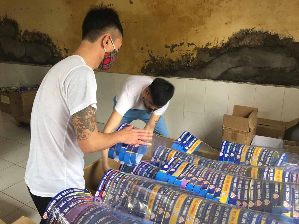 Học viên xếp những sản phẩm đã hoàn thành.