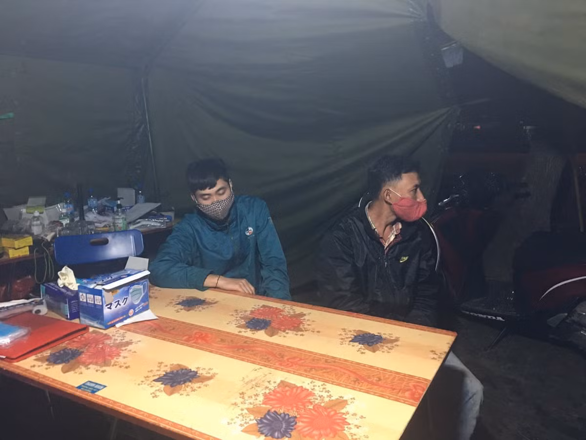 Hai Duong: Thanh nien say ruou tong xe vao nhan vien chot kiem dich COVID-19-Hinh-3