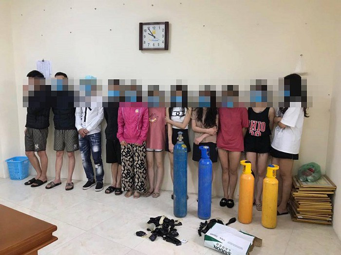 Quán karaoke bất chấp hoạt động, khách còn sử dụng “bóng cười”. Khoảng 3h45 ngày 31/3, tổ công tác của Công an xã Thạch Hòa (huyện Thạch Thất, Hà Nội) phát hiện quán karaoke Soul vẫn hoạt động. Bên trong có 11 nam nữ đang tụ tập hát karaoke và sử dụng "bóng cười"... &gt;&gt;&gt; Mời độc giả xem thêm 