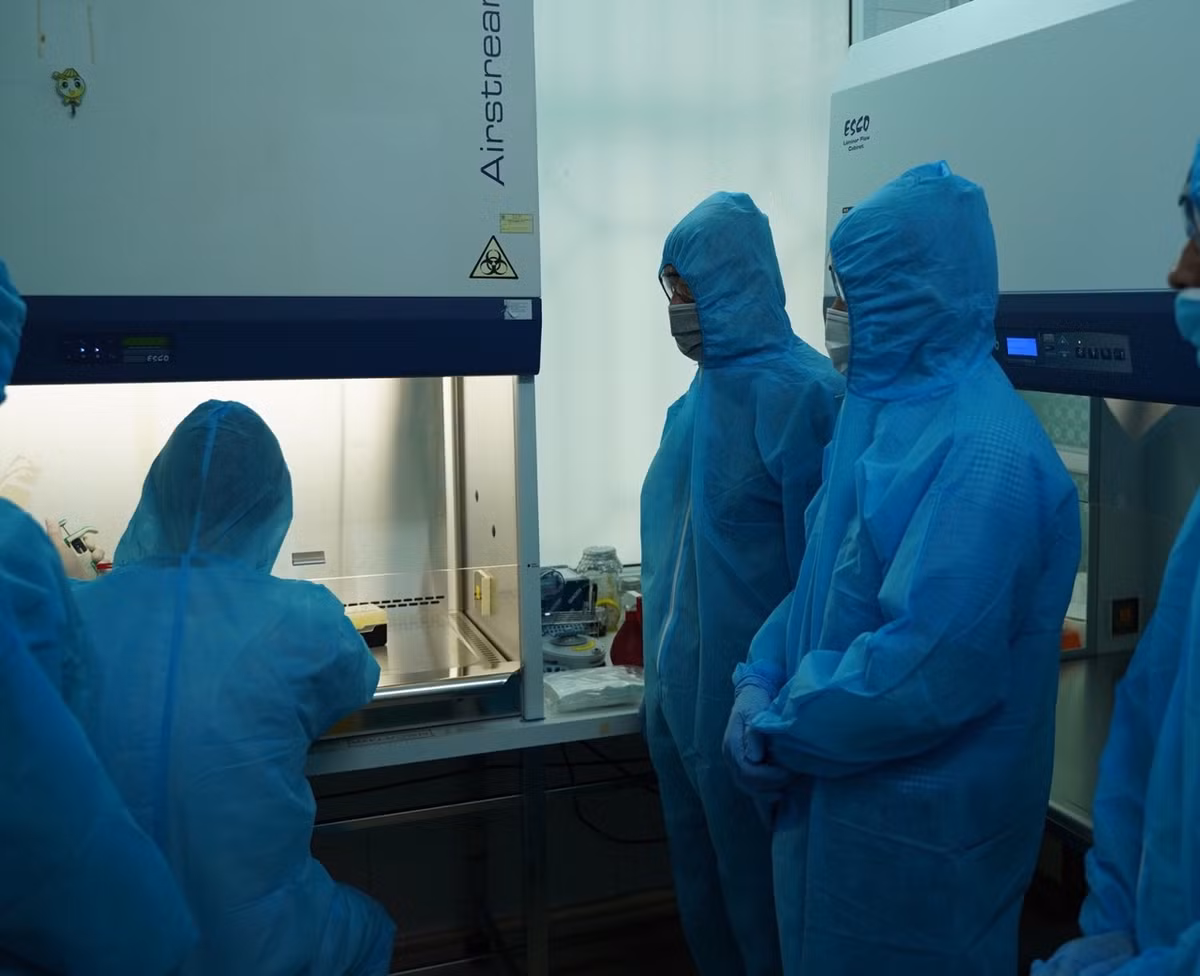 Lum xum nang gia may xet nghiem COVID-19: Tan dung may cu, Hai Duong “soi” virus SARS-CoV-2 the nao?