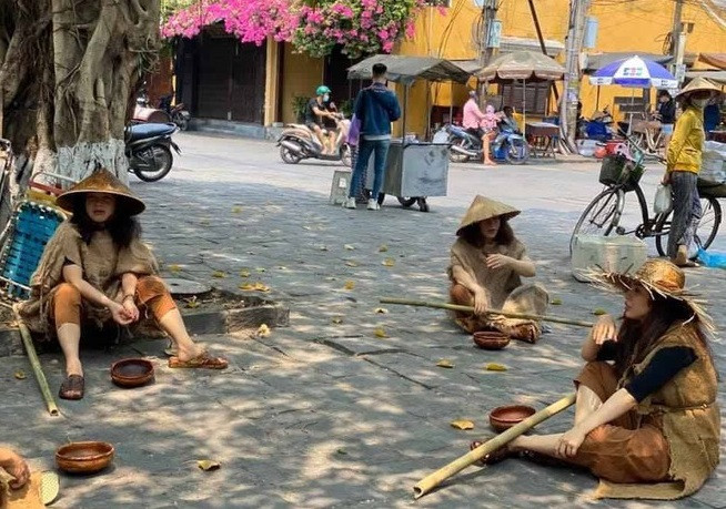 Nhom nguoi di xe sang, gia an xin o Hoi An: Gay hoang mang du luan, xu ly ra sao?