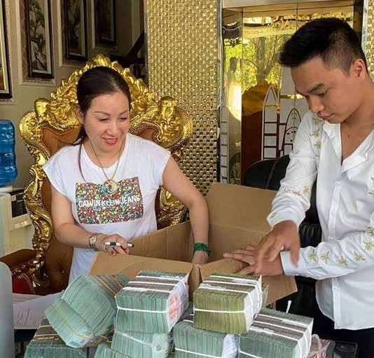 Cụ thể, tại mỗi cuộc đấu giá, bà Dương thường xuất hiện với vị trí là Giám đốc Công ty BĐS Đường Dương, phía ngoài luôn có rất nhiều đối tượng với vẻ ngoài bặm trợn xuất hiện để thị uy và gây sức ép. Cách đây khoảng 2 năm, đã có người bị đàn em của vợ chồng đại gia cho ăn đòn ngay tại nơi bán hồ sơ đăng ký dự thầu. 