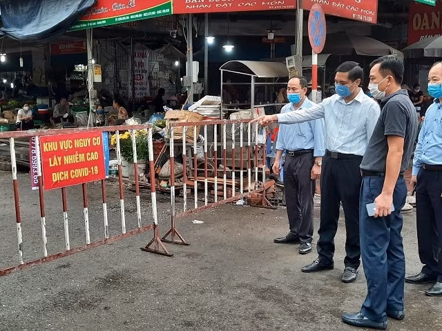 Cach ly xa hoi o Quang Ninh: Dua nguoi ve tu vung dich di cach ly, beu ten nguoi di cho qua 2 lan/ngay