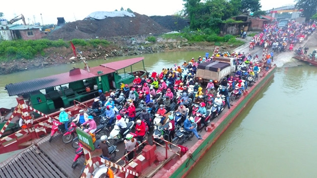 Hang nghin nguoi di qua pha May khi cach ly xa hoi: So GTVT Hai Duong noi gi?