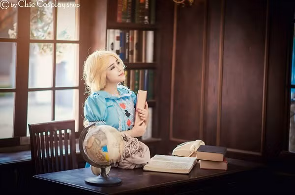 Bộ váy áo dù có giống bản gốc đến đâu nhưng nếu không đầu tư thêm về phụ kiện, trang điểm, bối cảnh chụp ảnh thì vẫn không thể cho ra những bức ảnh đẹp mắt.