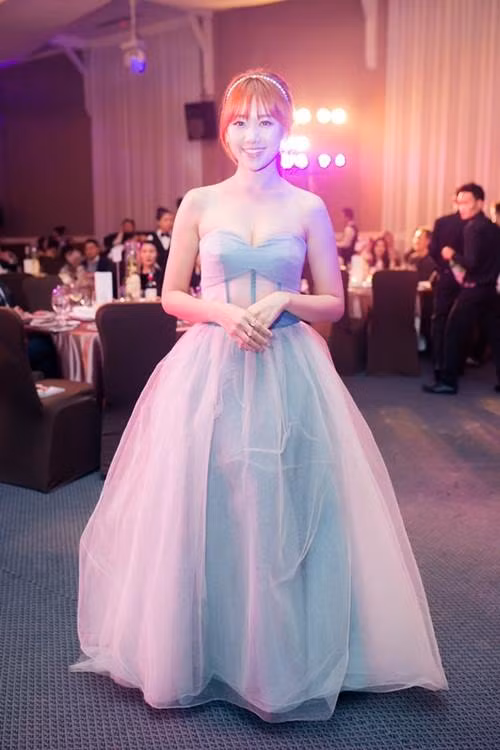 Ca sĩ, hot girl Hari Won trong lần dự sự kiện mới đây cũng đã diện một bộ váy lấy cảm hứng từ nhân vật Lọ lem và trở thành tâm điểm chú ý của mọi người.