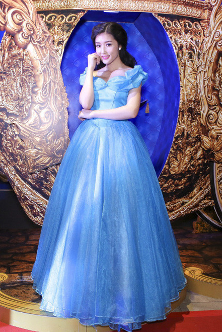 Không chỉ có những teen girl, bạn gái yêu thích thời trang theo phong cách Lọ lem, mà cả những người nổi tiếng, một vài nghệ sĩ cũng chết mê bộ váy áo đẹp mắt này.