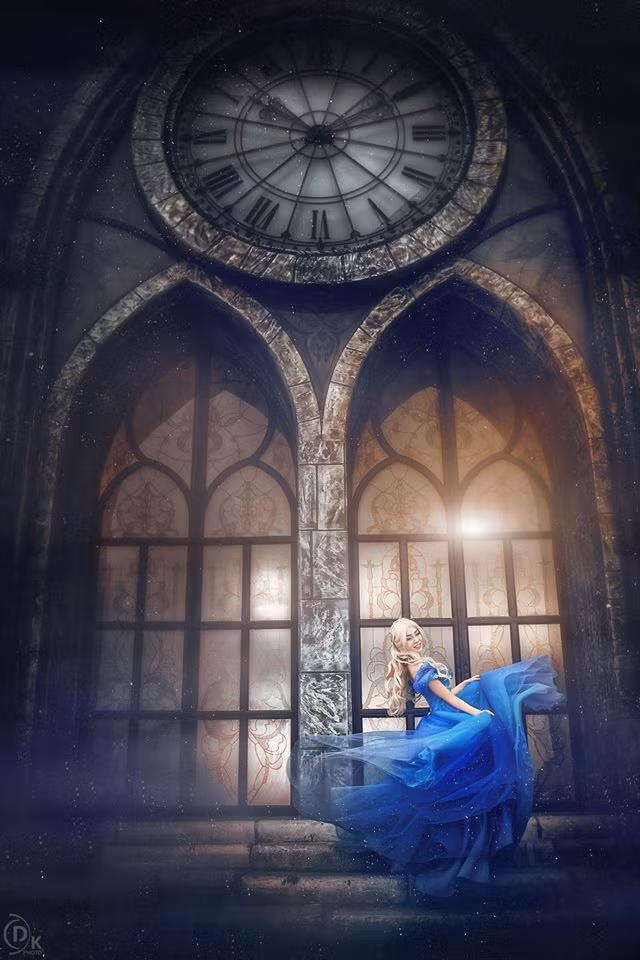 Chiếc váy dạ hội màu xanh bồng bềnh, tạo cho những cô gái hình tượng giống như những nàng công chúa, tiểu thư, cực phù hợp với khung cảnh lâu đài tráng lệ, uy nghi. Ảnh: DK Manip.