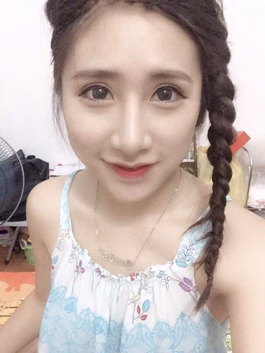 Chưa hết, trong một số bức ảnh mà dân mạng "lùng sục" được, Vũ Quỳnh Trang trông rất giống với hot girl Quỳnh Anh Shin, đặc biệt là khi cô đeo thêm lens.