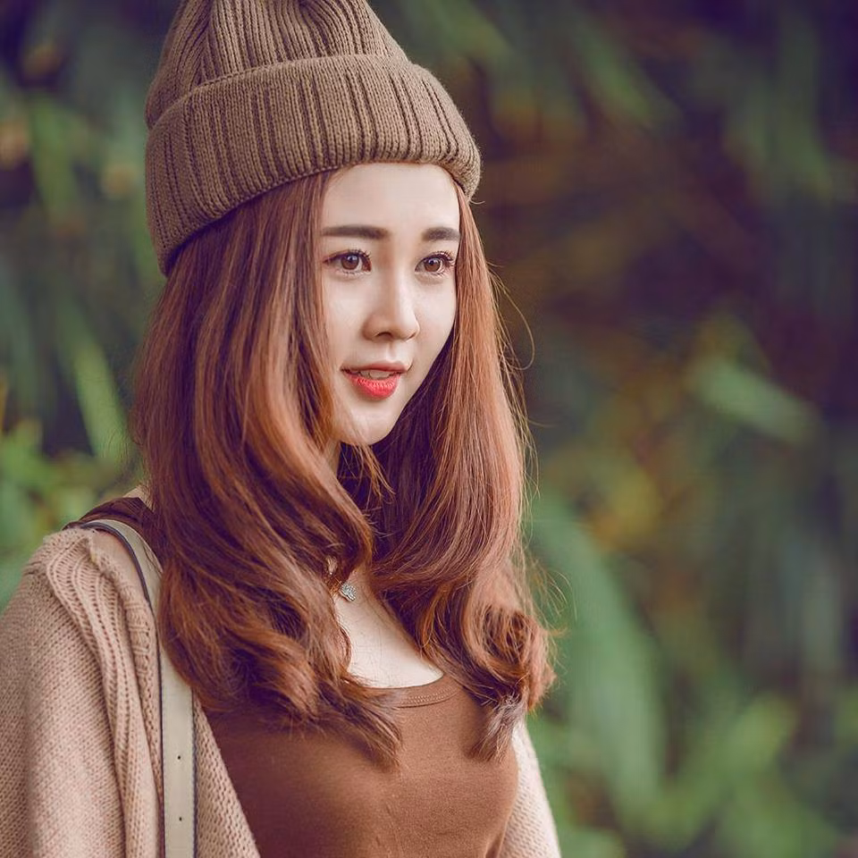 Với Nguyễn Thủy, đến với công việc diễn xuất là một điều rất tình cờ. Trong một lần cao hứng, nhận lời mời đóng phim ngắn từ một người bạn, nàng hot girl Gia Lai bỗng nhận ra sở thích, đam mê của mình.