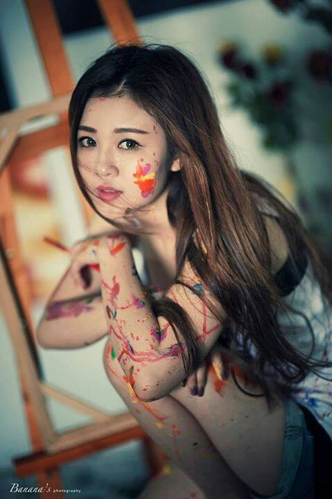 Với vẻ đẹp không thua kém các hot girl đình đám, Nguyễn Thủ thu hút một lượng fan không nhỏ trên mạng xã hội. Hiện tại, cô bạn có trên 200 nghìn người theo dõi trên mạng và một số fanpage nhỏ lẻ.