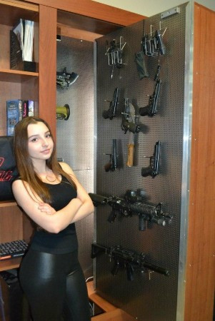 Hình ảnh Elena Deligioz chụp tại một góc nhỏ của shop về quân đội của cô.