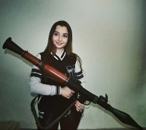 Hình ảnh Elena Deligioz vừa nữ tính, vừa hầm hố bên cạnh những mô hình súng ống cỡ khủng hệt đồ thật nhận rất nhiều lượt like trên mạng xã hội.