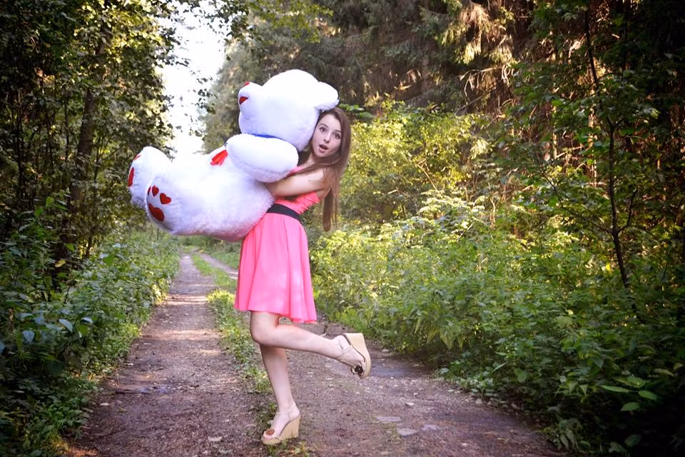 Thích súng ống, đồ dùng quân sự nhưng Elena Deligioz vẫn có không ít hình ảnh chụp với váy áo rất điệu đà, nữ tính.