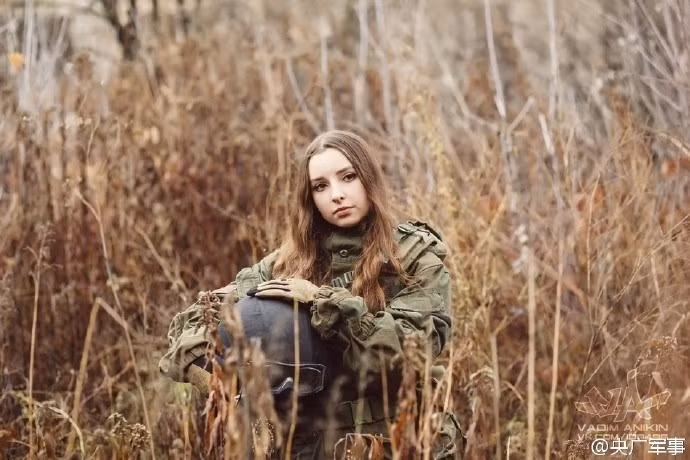 Để giới thiệu những bộ trang phục, vật dụng bán ở cửa hàng của mình, Elena Deligioz đã mặc chúng và chụp ảnh, biến bản thân trở nên giống hệt một nữ quân nhân.