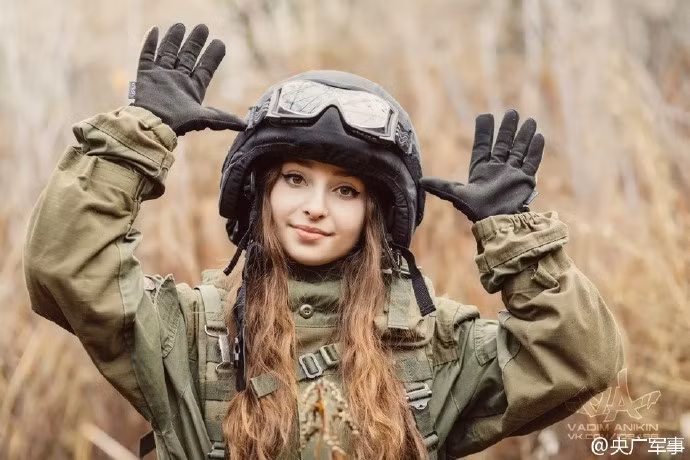 Thực chất, Elena chỉ là một cô gái có sở thích, hứng thú tìm hiểu về lĩnh vực quân sự. Cô còn là một chủ cửa hàng bán những trang phục, vật dụng sử dụng trong quân đội, mô hình súng ống để phục vụ những người có cùng sở thích.