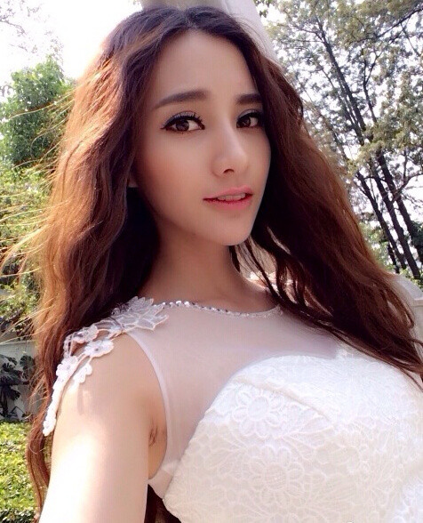 Luôn sử dụng nhiều mỹ phẩm, các loại lens để khuôn mặt, đôi mắt trông hấp dẫn hơn, cộng với việc sửa cằm nên nhìn Shu Wen trong một vài bức ảnh gần đây khá giống búp bê nhựa.